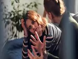 7 چیزی که فقط افرادی که در خانواده ای با روابط سمی بزرگ شده اند درکشان می کنند