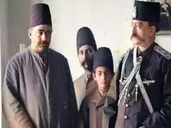 (عکس) سفر به ایران قدیم؛ دو قاب جالب از ژست های متفاوت ناصرالدین شاه