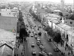 (عکس) سفر به تهران قدیم؛ چرا در تهران قدیم خودروها وسط خیابان پارک می کردند؟