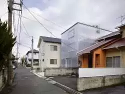 (تصاویر) خانۀ خاص و منحصربه فرد ژاپنی با دیوارهای «پلاستیکی»