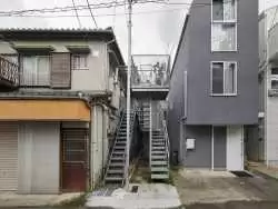 (تصاویر) یک خانۀ 45 متری در ژاپن با باغچه ای در طبقۀ سوم