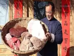 (ویدئو) پخت غذای محلی با جگر و سیرابی بره توسط آشپز روستایی معروف چینی 