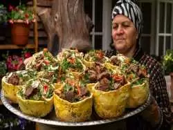 (ویدئو) پخت یک غذای متفاوت با گوشت با سبزیجات توسط بانوی آذربایجانی در طبیعت 