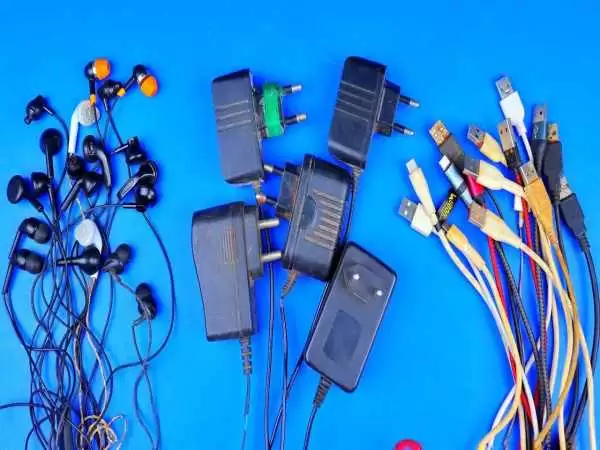 (ویدئو) یک روش جالب برای استفاده از کابل usb، شارژر موبایل و هدفون قدیمی