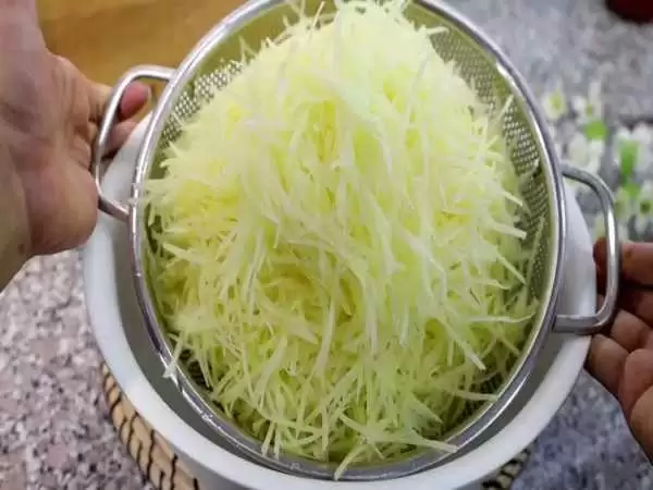 (ویدئو) پخت یک غذای خوشمزه و ارزان با سیب زمینی