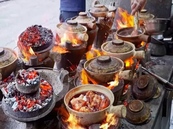 (ویدئو) غذای خیابانی در چین؛ پخت یک غذای متفاوت با مرغ، سوسیس و ماهی