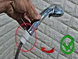 (ویدئو) نحوه تعمیر پیچ اتصال شلنگ به سردوش حمام 