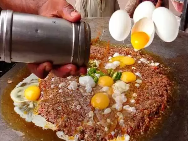 (ویدئو) غذای خیابانی در پاکستان؛ پخت املت با گوشت در لاهور 