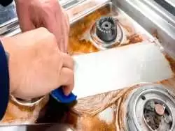 تمیز کردن گاز با رب گوجه؛ تکنیک ساده  برای درخشش آشپزخانه شما!