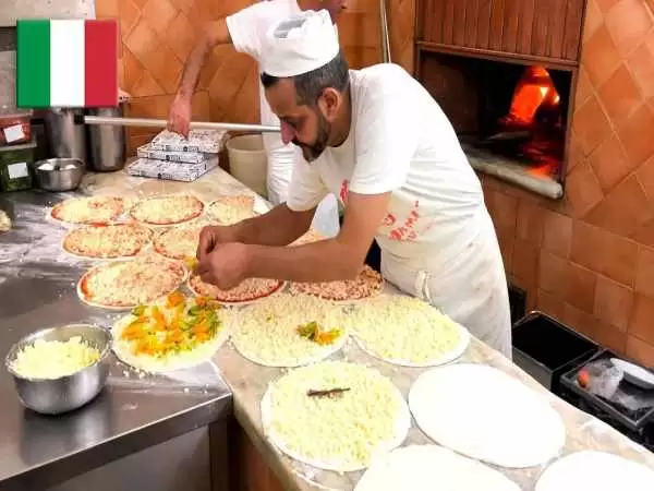 (ویدئو) غذای خیابانی در ایتالیا، پخت پیتزا در مغازه ای 93 ساله در رم