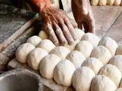 (ویدئو) غذای خیابانی در هند؛ پخت نان سنتی در دهلی نو 