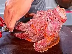 (ویدئو) مهارت آشپز چینی در پخت یک غذای عجیب با سمی ترین ماهی جهان