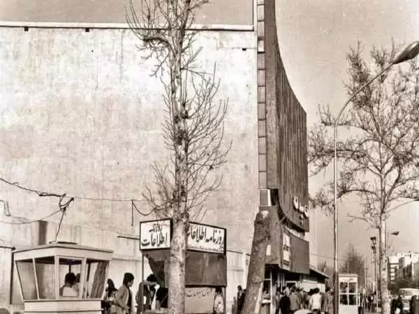 (عکس) سفر به تهران قدیم؛  توزیع مرغ در میدان های تهران کیلویی 10 تومان!