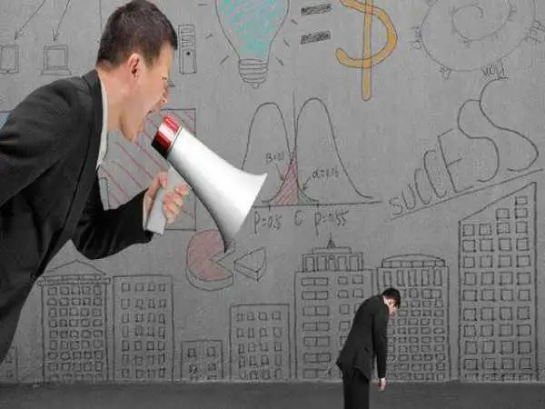 آیا تا به حال شده در برابر کسی که موفق است حس حقارت کنید؟