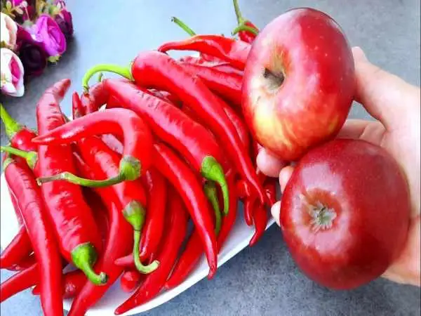 (ویدئو) طرز تهیه یک سس تند و خوشمزه با گوجه، سیب و فلفل