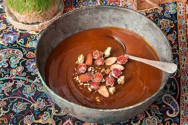 (عکس) ماجرای عدس هایی که زیر زبان گذاشته می شد؛ رسم همسایگی در مراسم سمنوپزان