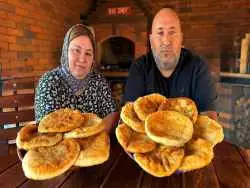 (ویدئو) غذای روستایی در داغستان روسیه؛ پخت یک غذای محلی با آرد و گوشت