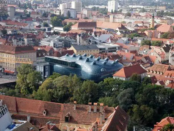 (تصاویر) معماری متفاوت موزه ای در اتریش که شبیه یک بیگانۀ فضایی است