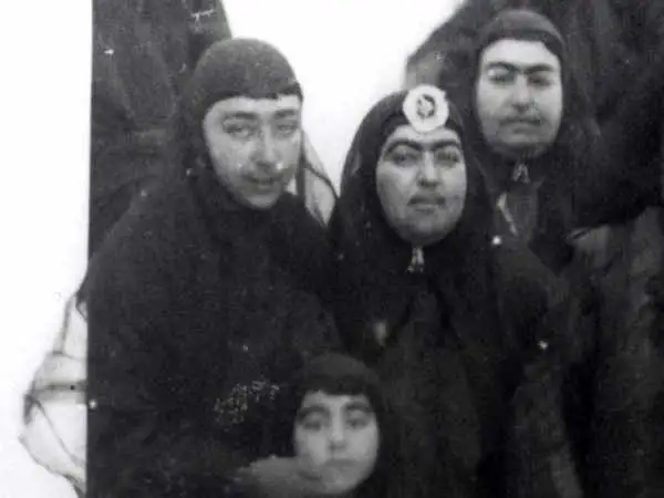 (تصاویر) سفر به عصر قاجار؛ از اردوی همایونی در جاده چالوس تا گروه زن ها روی پلّکان