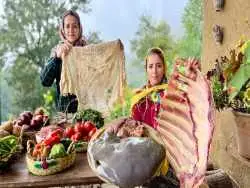 (ویدئو) غذای روستایی در ایران؛ درست کردن کباب با دنده، جگر و گوشت گاو 