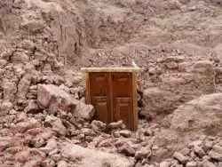 (عکس) سفر به ایران قدیم؛ ملکه اردن در بازگشت از ملاقات با خانواده های قربانیان زلزله بم