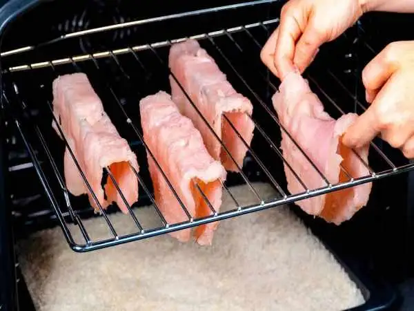 (ویدئو) روش پخت متفاوت یک غذای سریع با «فیله مرغ» به سبک آشپز رومانی 