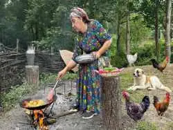 (ویدئو) غذای روستایی در مازندران؛ پخت یک غذای محلی با مرغ و سیب زمینی