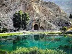 (عکس) سفر به ایران قدیم؛ منظرۀ «طاق بستان»؛ یک قرن قبل