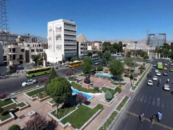 (عکس) تهران قدیم؛ «میتینگ یکی از احزاب سیاسی در میدان بهارستان»؛ دهه 30