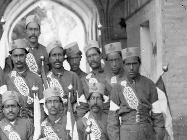 (عکس) سفر به ایران قدیم؛ عکس دسته جمعی یک گروهان نظامی در دوران قاجار