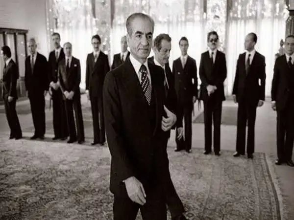 (عکس) سفر به تاریخ؛ «محمدرضا پهلوی» در حال غذاخوردن با پسرش در سوئیس؛ سال 49