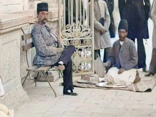 (عکس) سفر به تاریخ؛ ناصرالدین شاه در روز «پول شماری»
