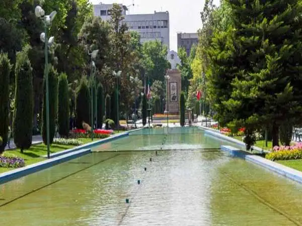 (عکس) تهران قدیم؛ 4 جوان در حال دیزی خوردن در پارک شهر؛ دهه 30 