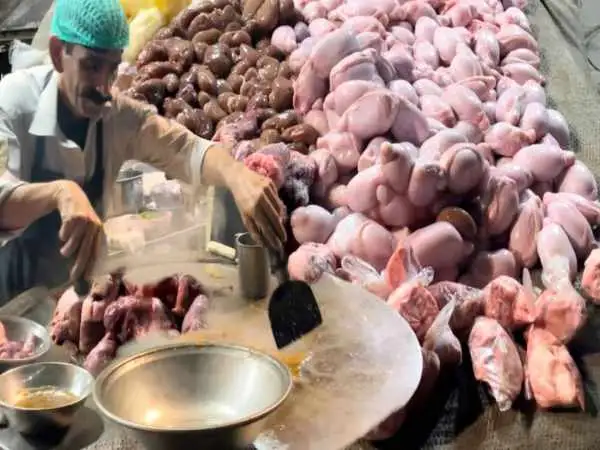 (ویدئو) غذای خیابانی در پاکستان؛ پخت واوایشکا با دل و جگر بره در لاهور 