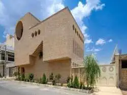 ( تصاویر) معماری که در خمینی شهر با خواسته های متناقض کارفرما یک شاهکار ساخت! 