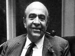 (عکس) سفر در تاریخ؛ «هویدا در دفتر کارش و در کنار عکس نخست وزیران سابق»؛ سال 55