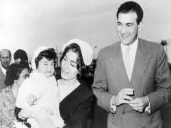 (عکس) سفر به تاریخ؛ «شهناز، محمدرضا پهلوی و فرح حین تماشای یک مسابقه در سوئیس»؛ دهه 40