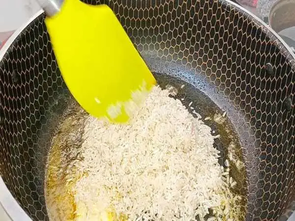 ببینید؛ طرز پخت یک غذای متفاوت و سریع با برنج، پیازچه و گوجه 