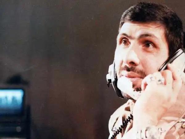 عکس؛ سفر در زمان؛ «صیاد شیرازی در حال بازی با فرزند اول اش در پارک»؛ سال 52