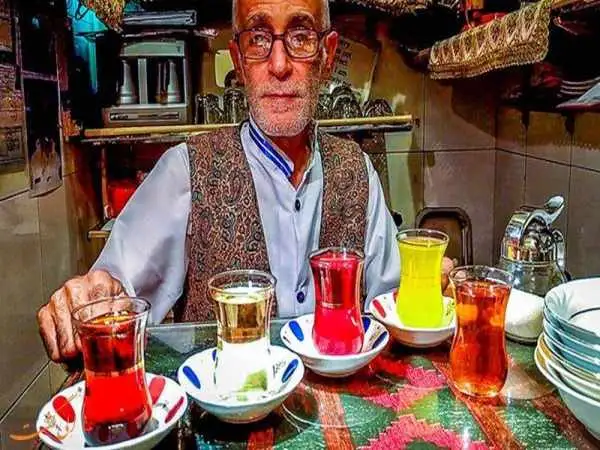 عکس؛ سفر در زمان؛ «استاد بنای تهرانی در یک قهوه خانه در حال چای خوردن»؛ دهه 40