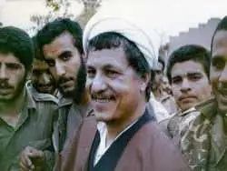 عکس؛ سفر به تاریخ؛ «هاشمی رفسنجانی» در کنار «علی شمخانی» در میان رزمندگان در جبهه