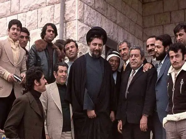 عکس؛ سفر در زمان؛ «امام موسی صدر در حال سخنرانی در مراسم چهلم دکتر شریعتی در بیروت»؛ سال 56