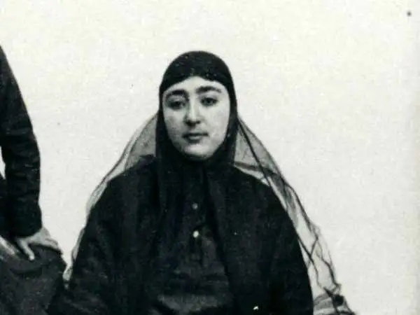 عکس؛ سفر به تاریخ؛ مهمانی «زنان حرمسرا» جلوی اتاق «فخرالدوله، دختر ناصرالدین شاه»
