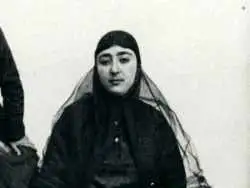 عکس؛ سفر به تاریخ؛ مهمانی «زنان حرمسرا» جلوی اتاق «فخرالدوله، دختر ناصرالدین شاه»
