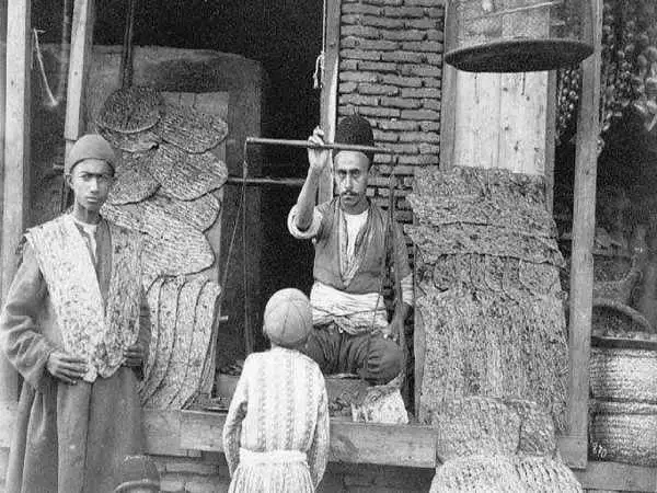 عکس؛ سفر در تاریخ؛ «شاطر سید آقا بزرگ میری در نانوایی سنگکی اش در دربند»؛ سال 1337