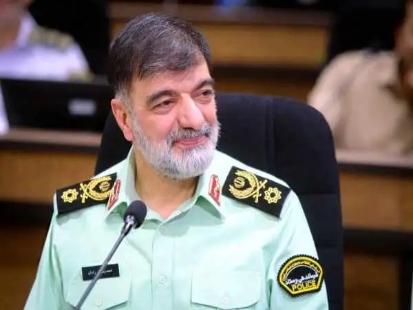عکس؛ سفر در تاریخ؛ «سردار رادان با اسلحه روی دوش در جبهه»؛ اوایل دهه 60