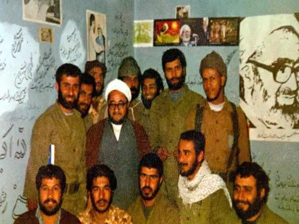 عکس؛ سفر در تاریخ؛ «محمدصادق خلخالی در حال ناهار خوردن در جبهه»؛ دهه 60