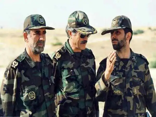 عکس؛ سفر در زمان؛ «روحانی، صیاد شیرازی و رهبر انقلاب» در یک جلسه نظامی؛ دهه 60