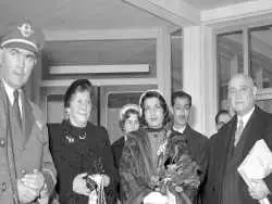 عکس؛ سفر در زمان؛ «لحظه ورود اشرف پهلوی و دخترش به سوئیس»؛ سال 1332