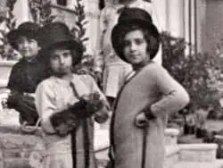 عکس؛ سفر به تاریخ؛ «دختران خانِ فرمانیه» در حال بازی در حیاط خانه؛ یک قرن قبل